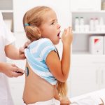 Bệnh viêm phổi ở trẻ em có lây không, nguyên nhân do đâu?